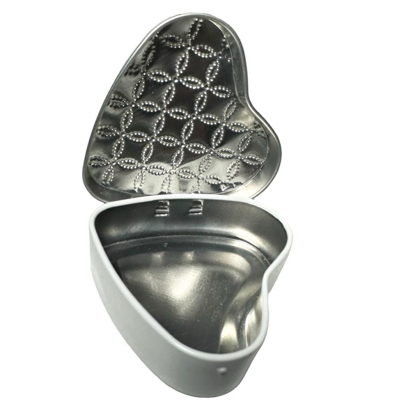 Martha Stuart Candy Tins 18ct Hearts White - Picture 4 of 6